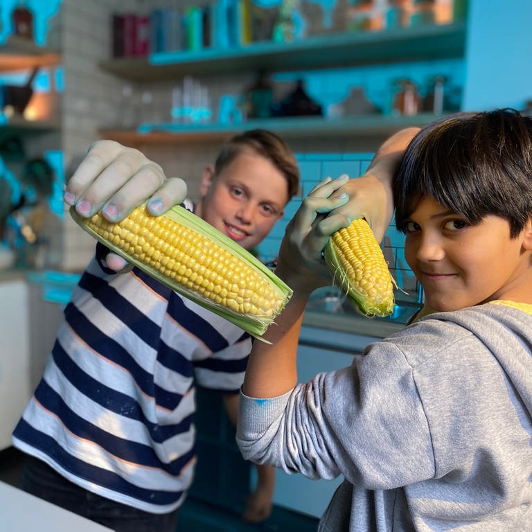 Emil und Lee testen, was Mais alles kann